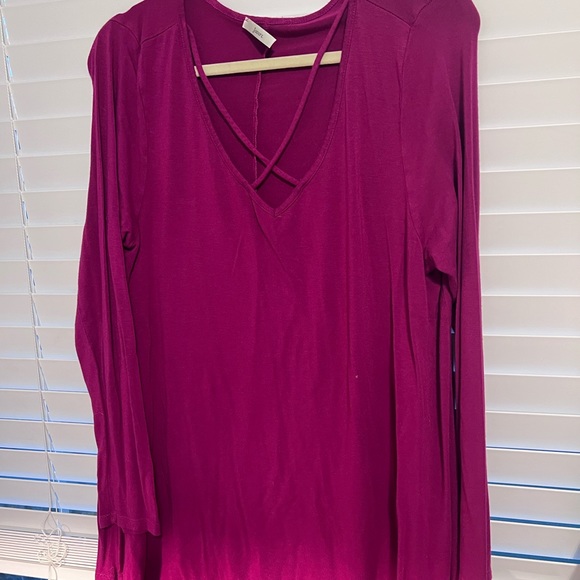 Fuchsia long shirt with top cross design. - Picture 2 of 4